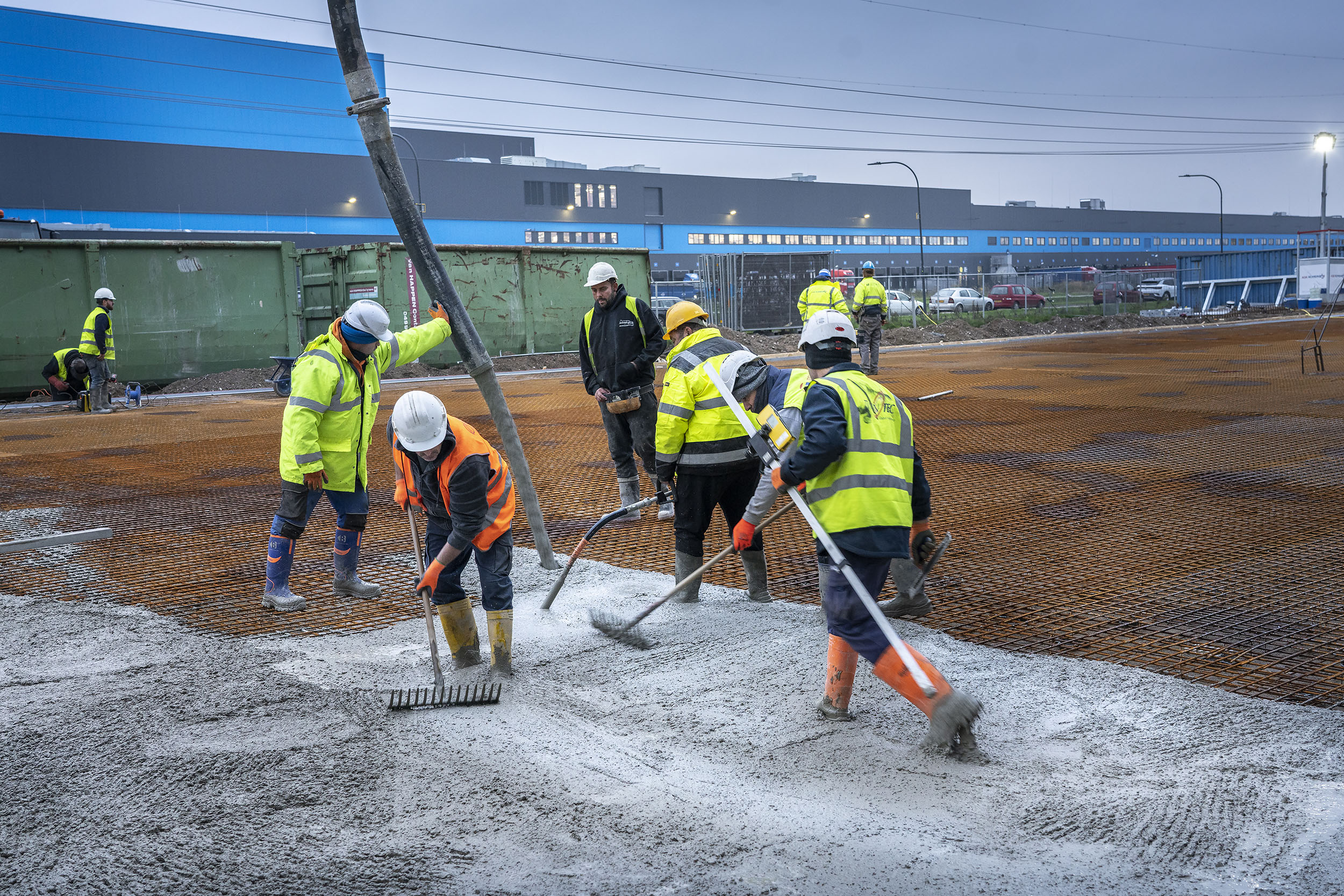 Self healing concrete pouring at Prologis Waalwijk DC2BC