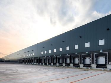 prologis-coolblue-tilburg-the-netherlands.jpg view on many dock dors from the side