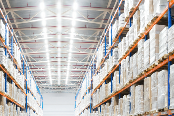 Warehouseplafond gemoderniseerd met LED-lampen Warehouseplafond gemoderniseerd met LED-lampen