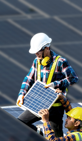 Medewerkers van Prologis Energy + Duurzaamheidsoplossingen die zonnepanelen plaatsen Medewerkers van Prologis Energy + Duurzaamheidsoplossingen die zonnepanelen plaatsen