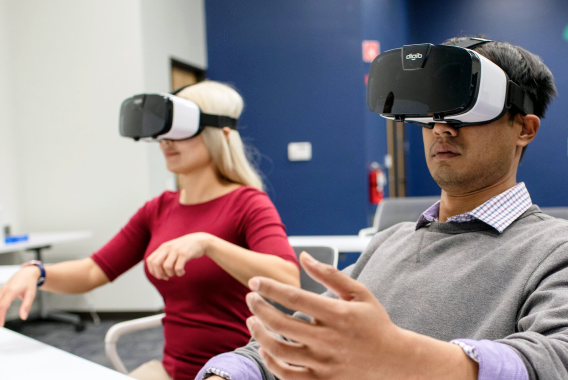 Twee mensen die een VR-headset dragen Twee mensen die een VR-headset dragen