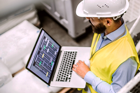 Smart Building internet medewerker op laptop Smart Building internet medewerker op laptop