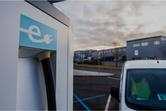 Elektrificatie van het wagenpark close-up van EV-lader op locatie Elektrificatie van het wagenpark close-up van EV-lader op locatie
