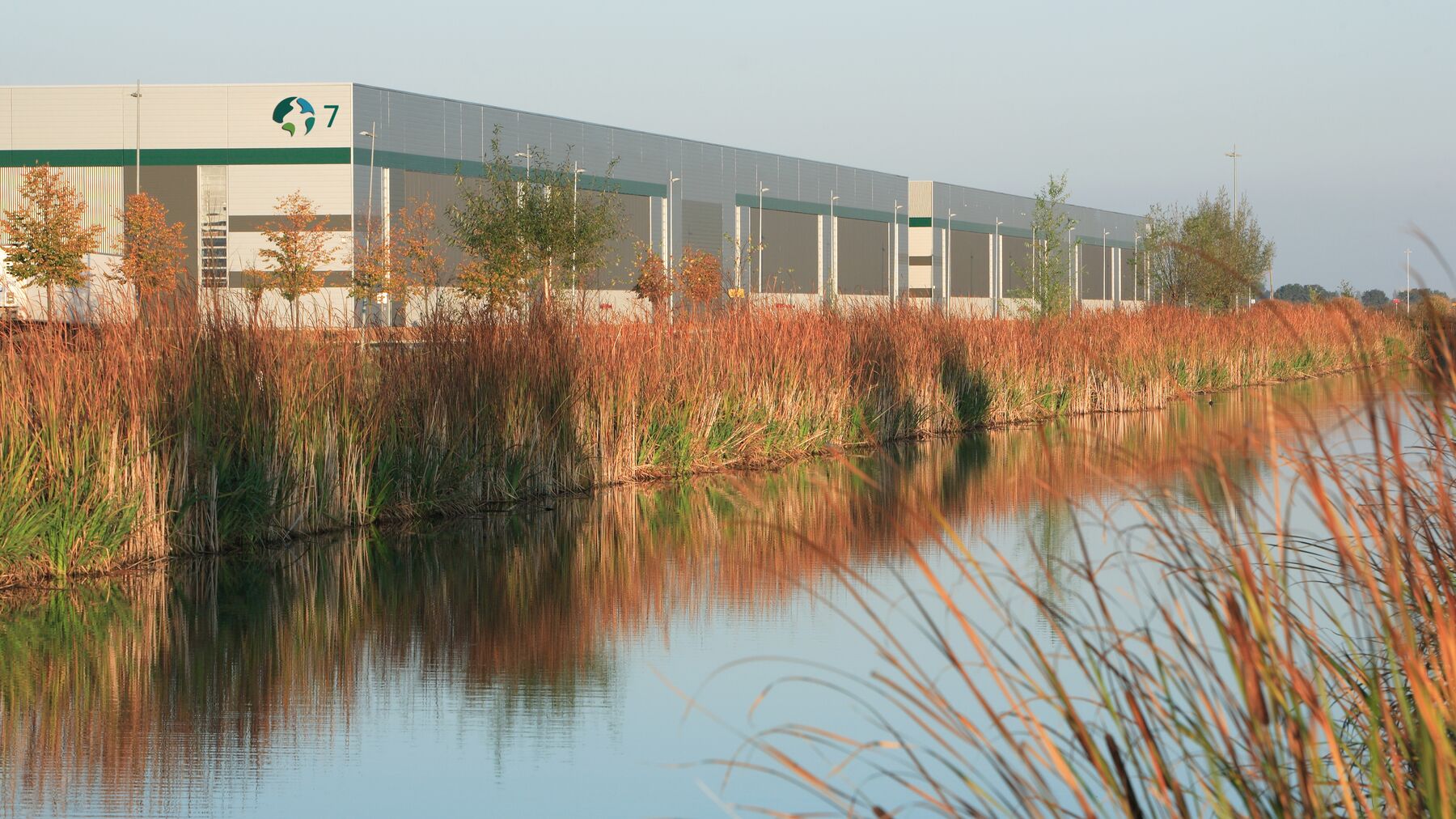 Prologis warehouse gelegen naast een rivier Prologis warehouse gelegen naast een rivier