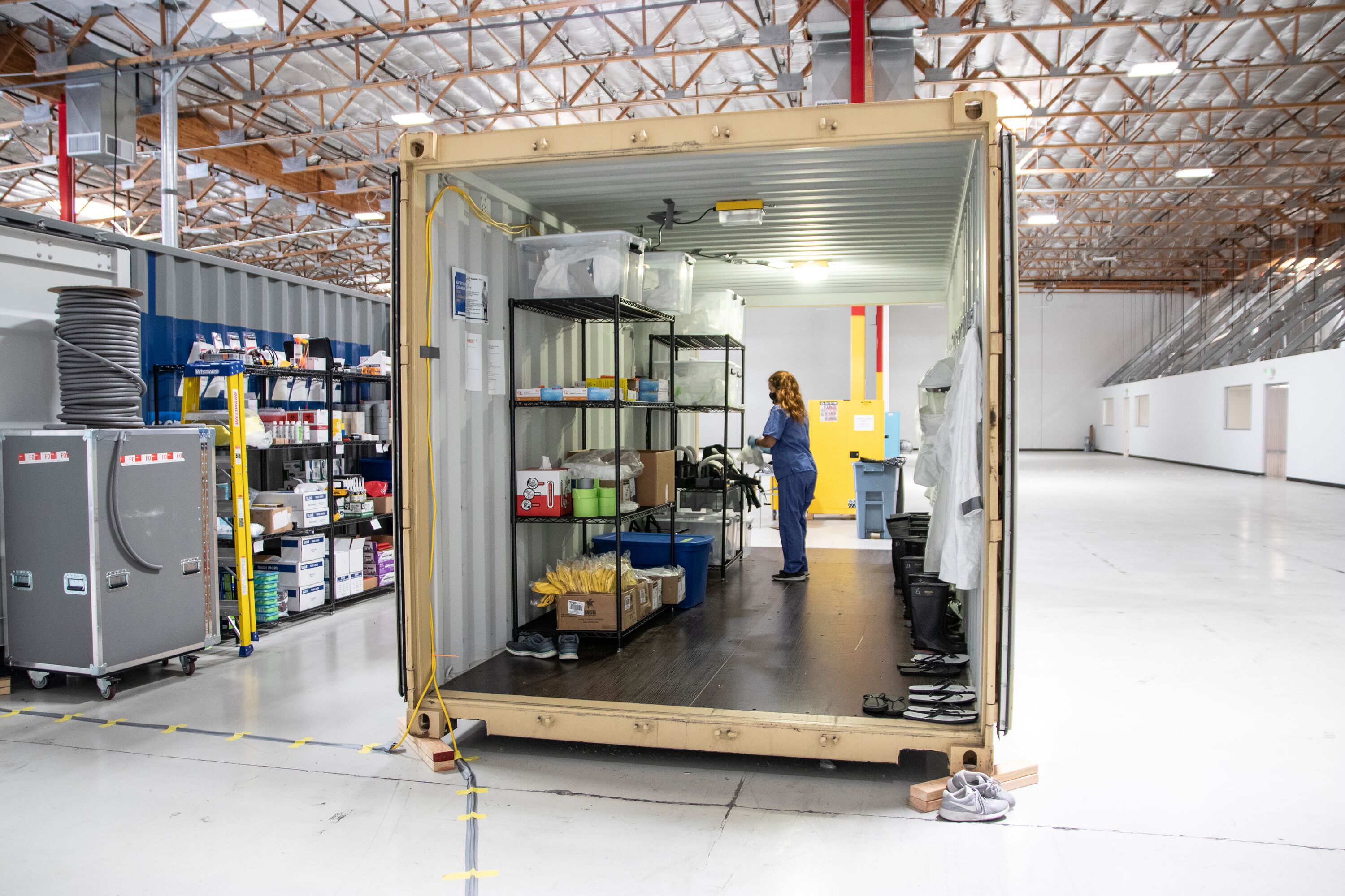 Vrouw werkt in een transportcontainer Vrouw werkt in een transportcontainer