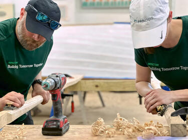 Twee Prologis-medewerkers die hout schuren tijdens een IMPACT Day-project Twee Prologis-medewerkers die hout schuren tijdens een IMPACT Day-project